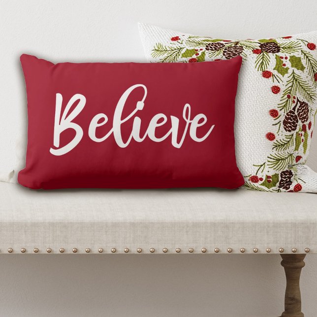 Red Believe Script coussin de Noël (Believe Christmas pillow in an elegant script font. so pretty for your Christmas decor.)