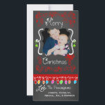 Red Chalkboard Joyeux Noël Carte photo<br><div class="desc">Joyeux cartes photos de vacances de Noël avec un tableau noir look arrière - plan, beaucoup de tourbillons rouges et texte qui lit Joyeux Noël, une chaîne de lumières des arbres colorés dans différentes couleurs, des ornements rouges et verts suspendus, et des zones que vous pouvez customiser ces beaux et...</div>