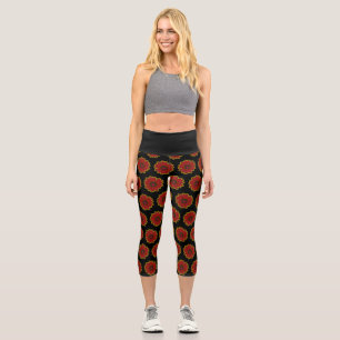 Red Daisy sur Arrière - plan noir Capri Leggings