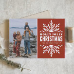Red Holly Jolly Christmas | Carte photo de vacance<br><div class="desc">Carte photo de vacances personnalisable avec des flocons blancs géants sur arrière - plan rouge. D'autres couleurs et articles similaires sont disponibles dans mon magasin. "Holly Jolly Noël !"</div>