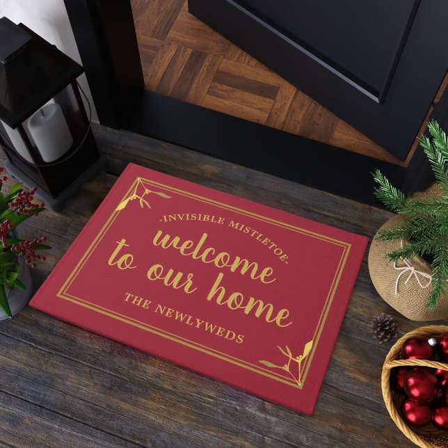 Red Mistletoe Bienvenue à notre tapis de portes (Welcome your guests with this festive red Christmas doormat this Holiday Season. Just add your name)
