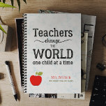 Red pomme or citation marbre élégant nom de profes<br><div class="desc">Professeur personnalisé élégant planificateur élégant avec une pomme rouge et un script de typographie d'or inspirant citent "Les enseignants changent le monde un élève à la fois". Personnalisez-le avec le nom et le titre de l'enseignant. Il peut être un cadeau de remerciement inspiré pour la journée d'appréciation ou de retour...</div>