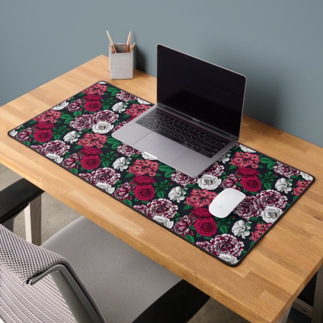 Red, white and bi-color roses with green leaves (Bureau 2)