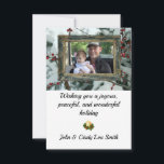 Red Winter Berries Christmas Holiday Flat Card<br><div class="desc">Red Winter Berries Noël Fête, Appartement Noël Salutation. Art numérique. Carte de voeux Festive de vacances qui est personnalisée avec votre propre photo. Le design fonctionnera pour n'importe quel jour férié que vous fêterez. Entièrement personnalisable, faites-le vous-même. Modifiez le libellé à votre goût.</div>