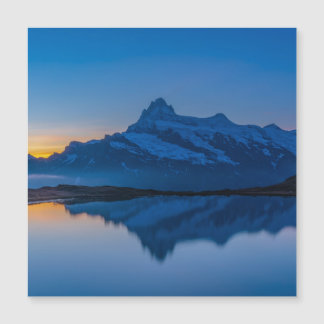 Reflet d'eau au coucher du soleil sur la montagne 