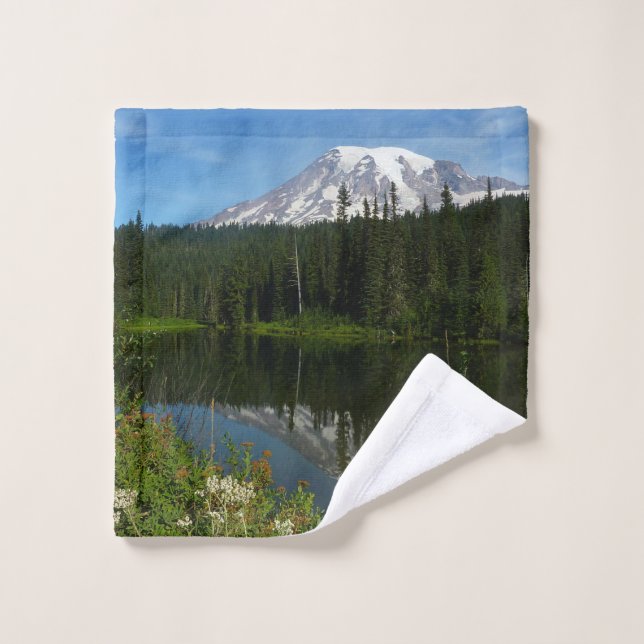 Reflet du lac du mont Rainier avec des fleurs sauv (Gant de toilette)