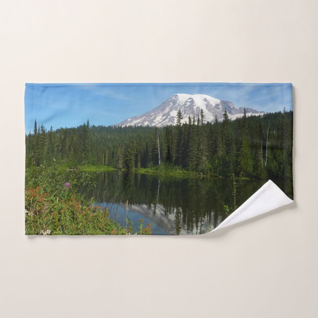 Reflet du lac du mont Rainier avec des fleurs sauv (Serviette à main)