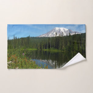 Reflet du lac du mont Rainier avec des fleurs sauv