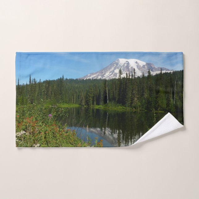 Reflet du lac du mont Rainier avec des fleurs sauv (Serviette à main)