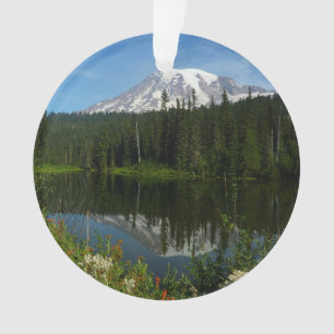 Reflet du lac du mont Rainier avec des fleurs sauv