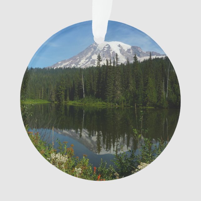 Reflet du lac du mont Rainier avec des fleurs sauv (devant)