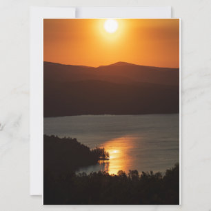 Réflexions sur le coucher du soleil sur le lac New