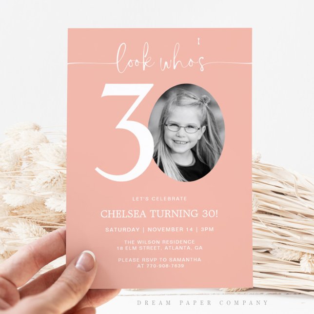 Regarde qui a 30 ans | Invitation rose pour 30e an (Créateur téléchargé)