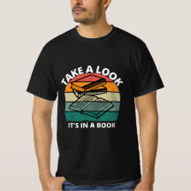 Regardez, c'est dans un T-shirt de livre - Reader'