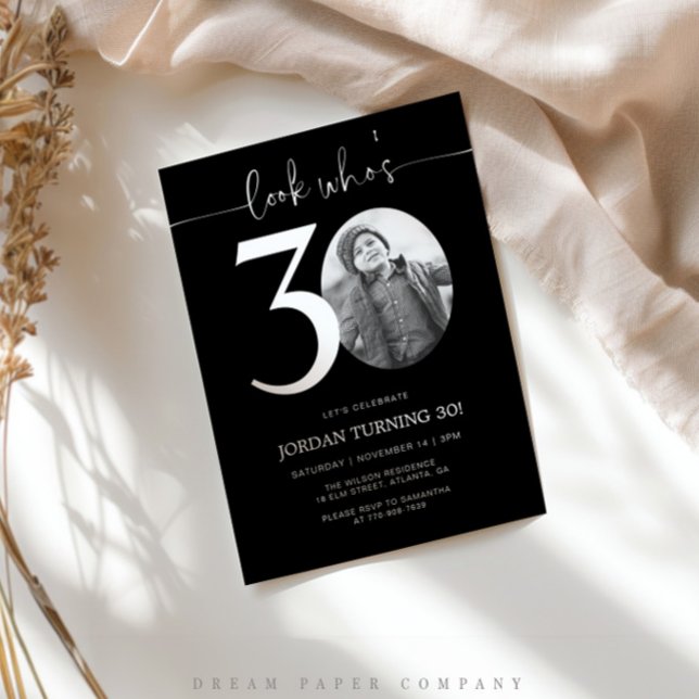 Regardez qui a 30 ans | Photo Invitation du 30e an (Créateur téléchargé)