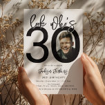 Regardez qui a 30 ans | Photo Invitation du 30e an<br><div class="desc">Fêtez le grand 3-0 en style avec notre invitation personnalisable et chic 30e anniversaire! Cette invitation parfaitement conçue joue avec une typographie noire audacieuse et un arrière - plan blanc classique pour souligner le jalon que vous avez atteint. Incorporez votre photo préférée dans le design, niché dans le zéro de...</div>
