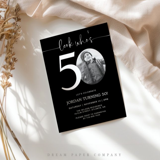 Regardez qui a 50 ans | Noir Invitation de 50e ann (Créateur téléchargé)