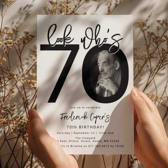 Regardez qui a 70 ans | Carte d'invitation pour un (Créateur téléchargé)