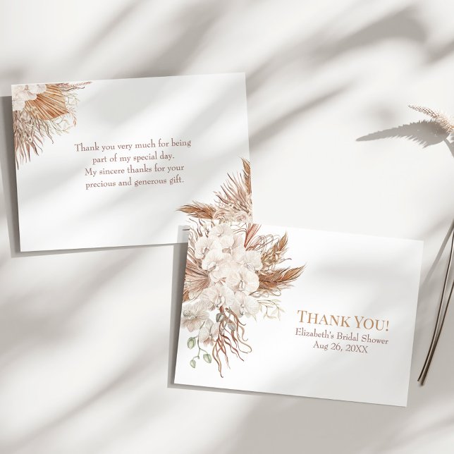 Remerciements Boho Pampas Garden Fête des mariées Carte de remer (Boho Pampas Garden Bridal Shower Thank You Card on a sunny white table.)