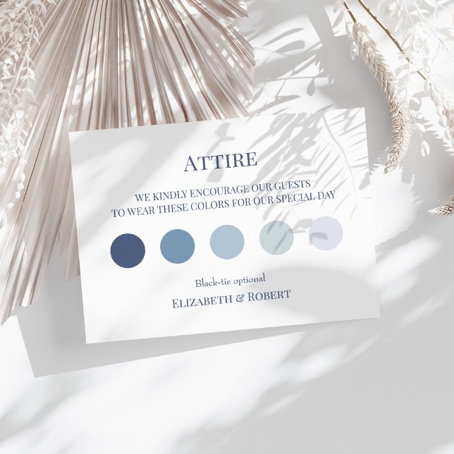 Remerciements Carte de code vestimentaire du Mariage bleu frança (French Blue Wedding Attire Guest Dress Code Card on a sunny white table with neutral dry flowers.)