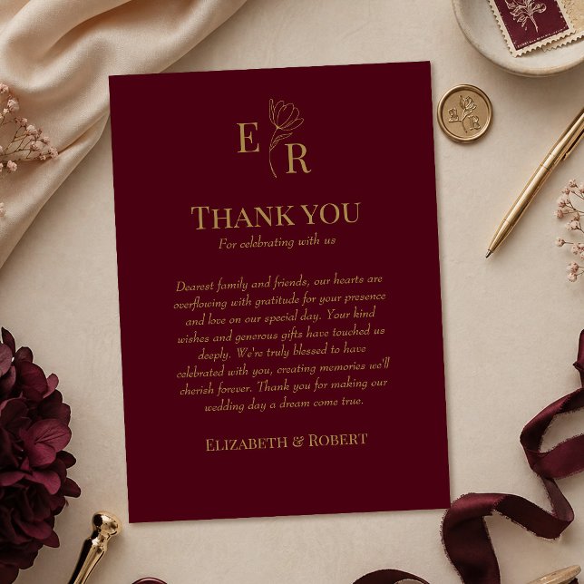 Remerciements Carte de Remerciement de Mariage Élégante avec Fle (Elegant Burgundy Floral Wedding Thank You Card on a wedding table with burgundy and gold decor)