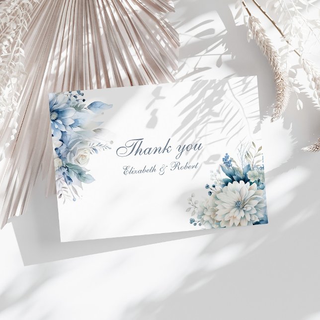 Remerciements Carte de Remerciement de Mariage Fleur Sauvage Ble (Dusty Blue Wildflower Wedding Thank You Card on a sunny table with white botanical decoration)