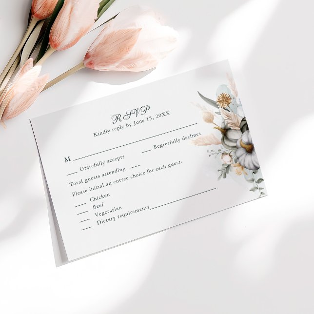 Remerciements Carte de réponse de mariage Citrouilles blanches a (White Pumpkins with Wildflowers Wedding RSVP Card on a sunny table with pale pink flowers.)