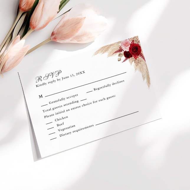 Remerciements Carte de réponse de mariage du Jardin de Roses Tro (Tropical Rose Garden Wedding RSVP Card on sunny white table with pale pink flowers.)