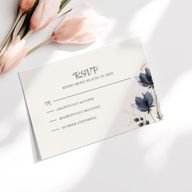 Remerciements Carte de réponse de mariage Fleurs grises douces (Gentle Gray Flowers Wedding RSVP Card on a white table)