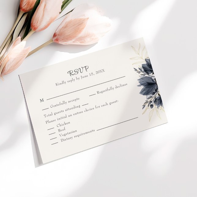 Remerciements Carte de réponse de mariage Fleurs grises douces a (Gentle Gray Flowers Wedding RSVP Card with Menu on a sunny table with pale pink flowers.)