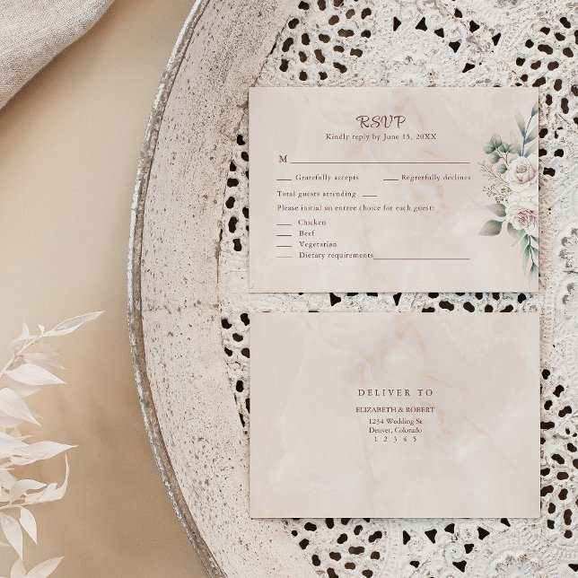 Remerciements Carte de réponse de mariage florale rose Boho Blus (Boho Blush Pink Floral Wedding RSVP Card on a neutral boho wedding table.)