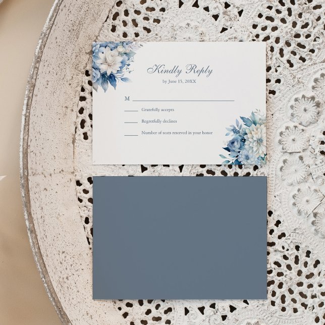 Remerciements Carte RSVP de mariage Fleur sauvage Dusty moderne (Modern Dusty Blue Wildflowers Wedding RSVP Card on a neutral boho plate.)