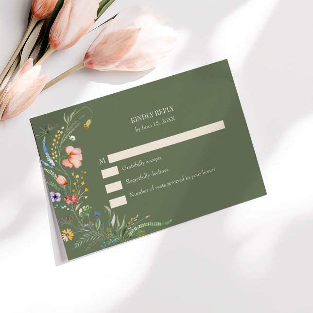 Remerciements Carte RSVP de mariage Fleur sauvage vert Sage (Sage Green Wildflower Meadow Wedding RSVP Card on a sunny table with pal pink flowers.)
