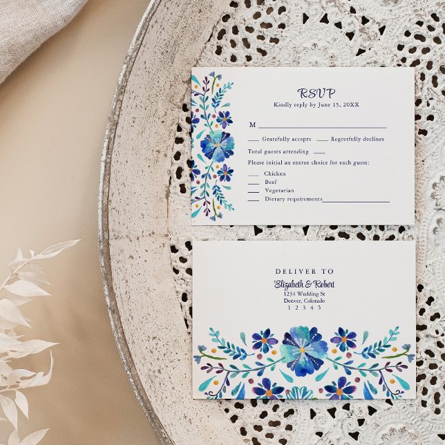 Remerciements Carte RSVP de mariage Floral bleu et blanc (Blue and White Floral Fiesta Wedding RSVP Card on a neutral boho wedding table.)