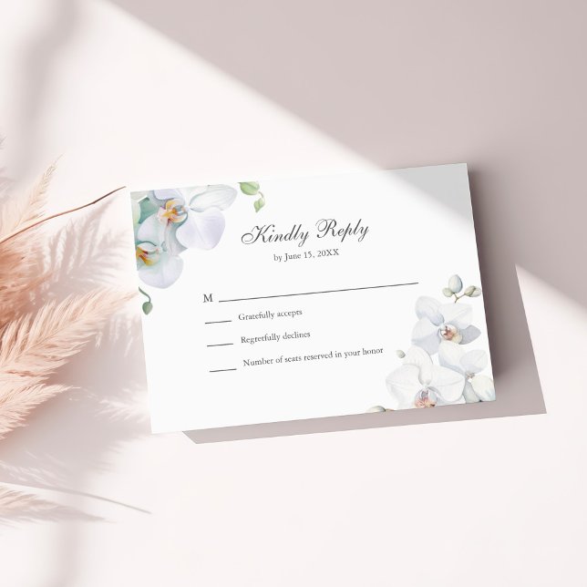 Remerciements Carte RSVP de mariage pour orchidées blanches élég (Modern Elegant White Orchids Wedding RSVP Card on a sunny white table with dry flowers.)