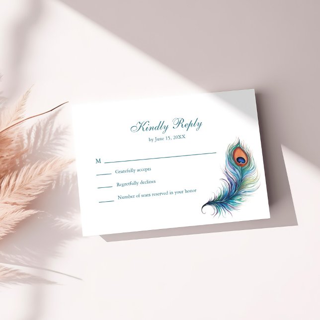 Remerciements Carte RSVP de mariage turquoise Peacock Feather (Teal Peacock Feather Wedding RSVP Card on a white table.)