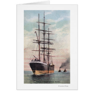 Remorqueurs remorquant un bateau à la mer