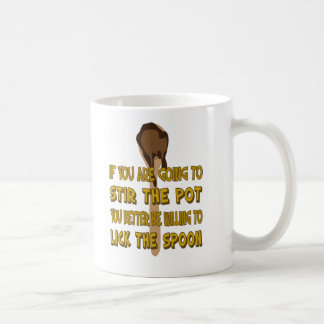 Remuez le pot lèchent la tasse de cuillère