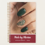 Rendez-vous avec un technicien de ongle de Bourgog<br><div class="desc">Un carnet de rendez-vous pour un artiste de ongles,  un manicuriste ou un technicien d'ongles avec une photo de votre travail couvrant la majeure partie de la couverture. Ajoutez votre nom d'entreprise dans un script de brosse en blanc sur bordeaux.</div>