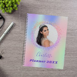 Rendez-vous photo Holographique rose violet<br><div class="desc">Un arrière - plan holographique branché aux couleurs pastel unicorne et arc-en-ciel rose,  violet,  vert menthe. Personnalisez et ajoutez une photo,  un nom et une année. Lettres violettes.</div>