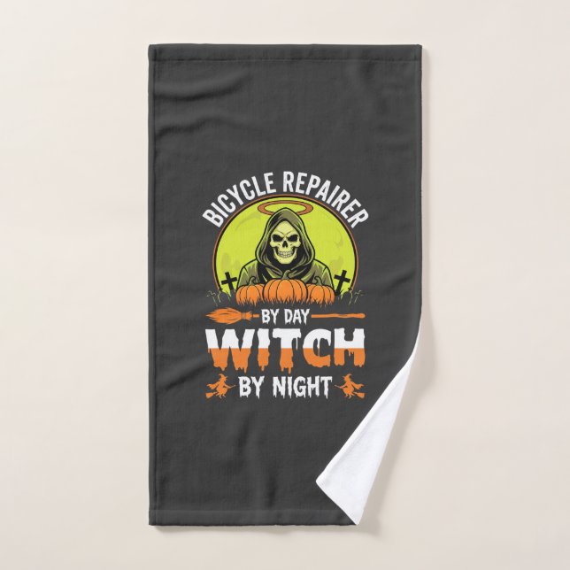 Réparateur de vélos d'Halloween le jour, sorcière  (Serviette à main)