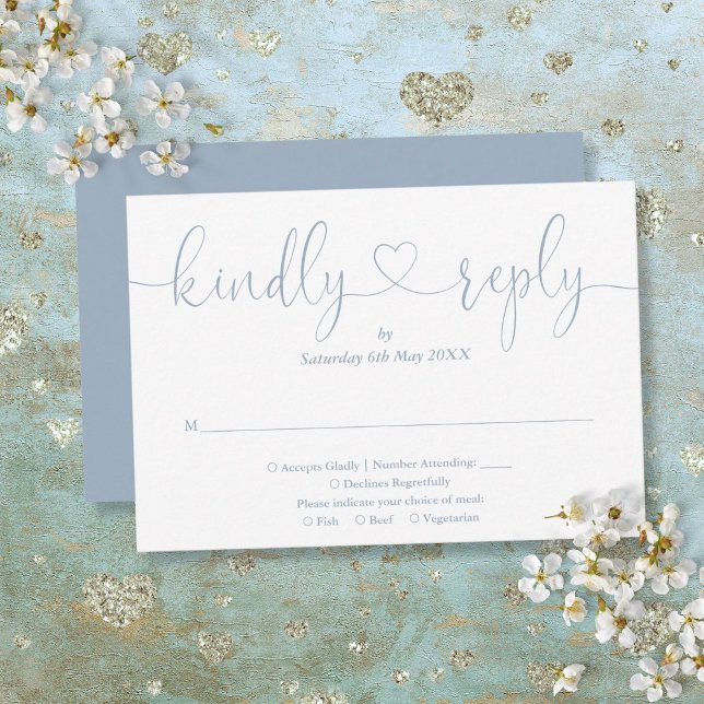 Réponse aimable avec un cœur élégant en écriture p (Elegant Dusty Blue Script Heart Kindly Reply RSVP Card)