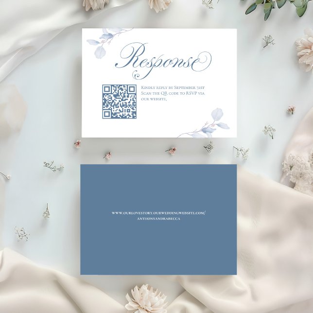 Réponse de mariage avec code QR floral bleu poussi (Dusty blue floral wedding RSVP card with QR code and elegant calligraphy script)