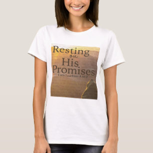 Repos sur son long T-shirt de douille de promesses