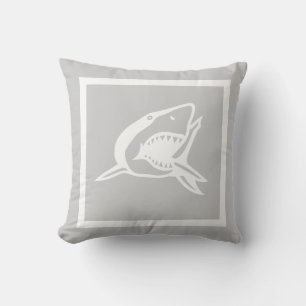 requin blanc sur coussin gris