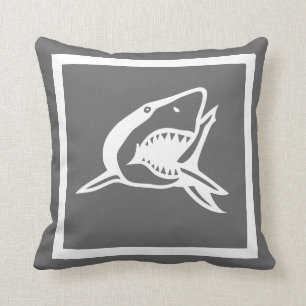 requin blanc sur coussin gris foncé