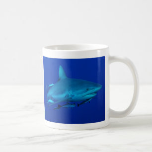 Requin de récif sur la tasse de café de la Grand