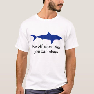 Requin indiquant le T-shirt