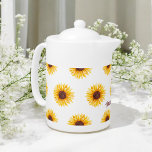 Ressort de tournesol blanc jaune floral<br><div class="desc">Teapot floral en blanc jaune avec Motif de tournesol élégant. Utiliser personnaliser ce modèle pour modifier le texte</div>