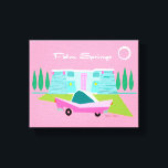 Ressorts de palmier rose rétro en toile étirée<br><div class="desc">Entre l’arrière - plan rose, la maison moderne turquoise du milieu du siècle et la voiture classique des années 1950, ce design ne pouvait pas être plus Palm Springs s’il le disait dans les nuages. Oh, attendez, il le dit dans les nuages ! La pierre bleue et turquoise de la...</div>